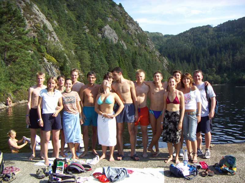 Společné foto u jezera
